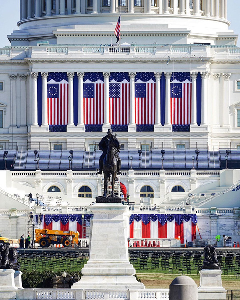 Почему в день инаугурации Капитолий украшают три разных американских флага?