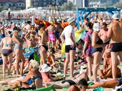 8 реальных фото с пляжей Краснодарского края — борись за лежак или загорай стоя