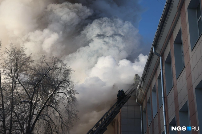 Пожарные работают на месте | Источник: Александр Ощепков / NGS.RU