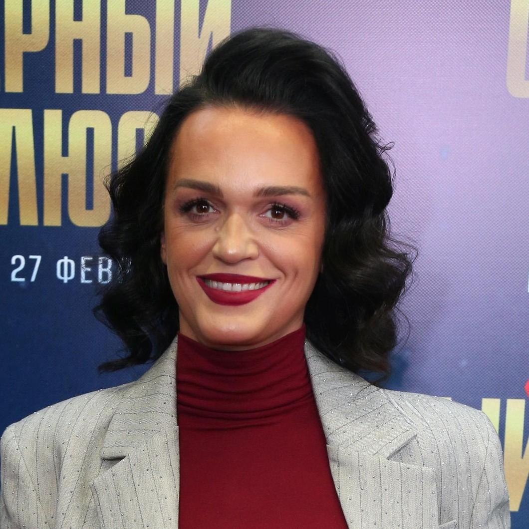 Не выступает без сигарет и алкоголя и запрещает разговаривать: что прописано в райдере певицы Славы