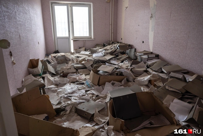 Новые дома превратились в свалку и пристанище бездомных | Источник: Евгений Вдовин / 161.RU