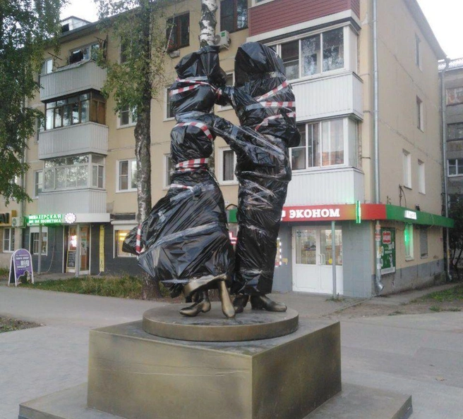 На днях скульптуру спрятали под пакет | Источник: телеграм-канал «Нетипичная Рязань»