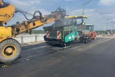 Первый этап укладки асфальта на Ладожском мосту завершен