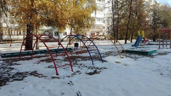 Со стороны подъездов на Иванова, 15 до сих пор сохранились и рукоходы-радуги | Источник: Читательница НГС Надежда