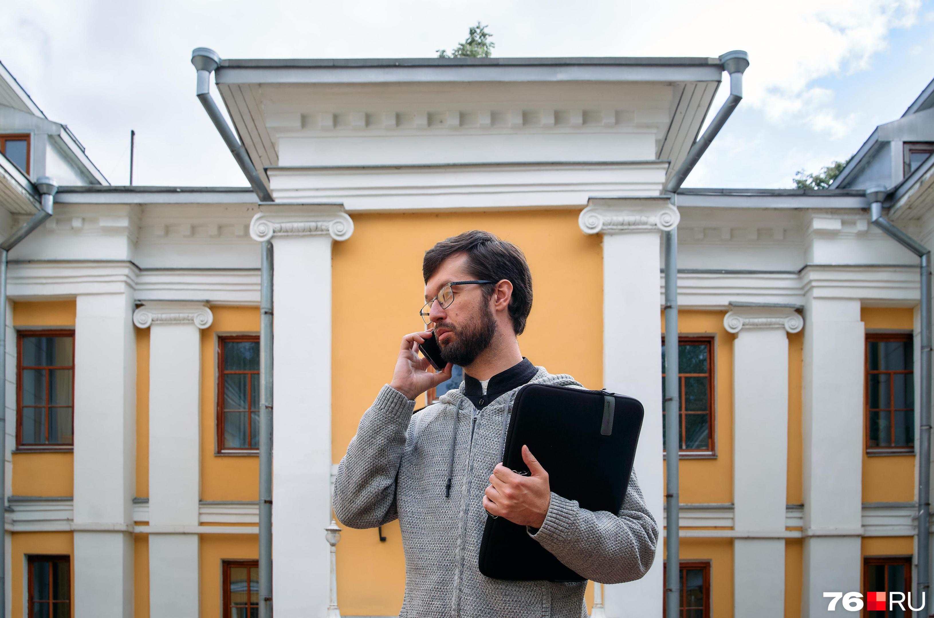 «Мы не „Макдоналдс“, чтобы чем-то привлекать». Ярославский священник-блогер — о церкви и технологиях