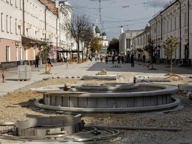 Каркас нового фонтана расположился у перекрестка с Депутатским переулком  | Источник: Александр Куренной / 76.RU