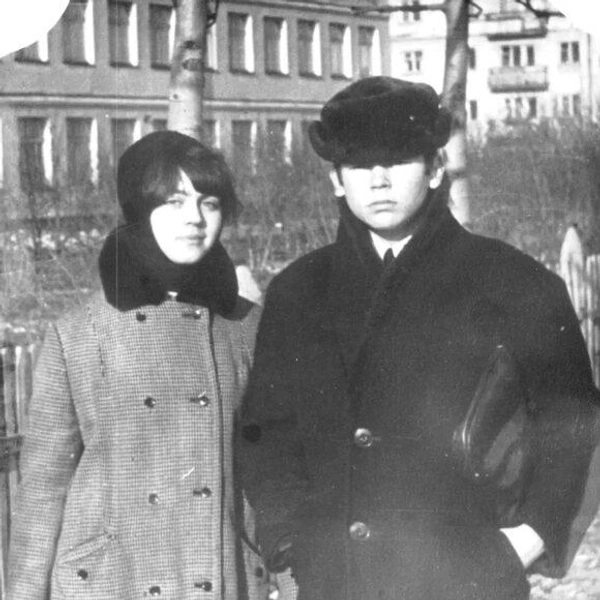 Девушка в прямом пальто и парень в однобортном бушлате | Источник: pastvu.com