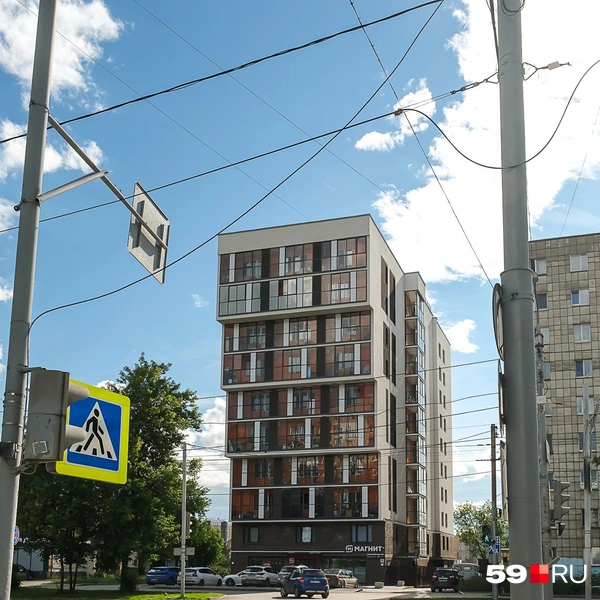 Этот «дом наоборот» похож на здание нашей редакции&nbsp;— БЦ «Авангард» | Источник: Василина Любимова / 59.RU