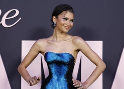 65 тысяч шелковых перьев в 27 оттенках синего: Зендея на премьере «Вот это драма!» в платье Schiaparelli