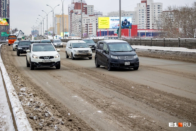 Автоинспекторы признали, что мост на Бебеля не соответствует нормативам | Источник: Владислав Лоншаков / E1.RU