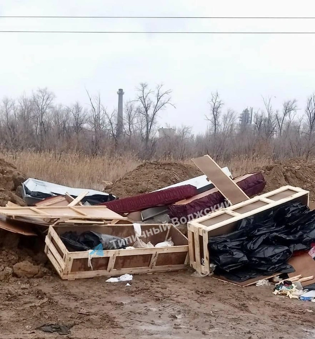 Опасные отходы из гробов, в которых перевозили трупы, обнаружили в Волжском | Источник: Типичный Волжский / Telegram