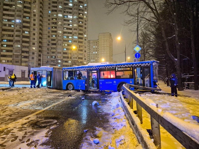 Стало известно, в каком состоянии находятся пострадавшие в аварии с участием двух автобусов на юго-западе Москвы | Источник: Мобильный репортер / Агентство «Москва»