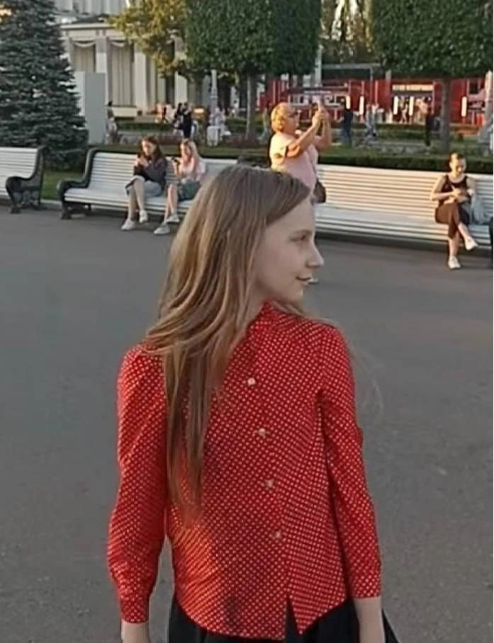 Сейчас Алисе Тепляковой 13 лет | Источник: «Учимся с Алисой» / YouTube