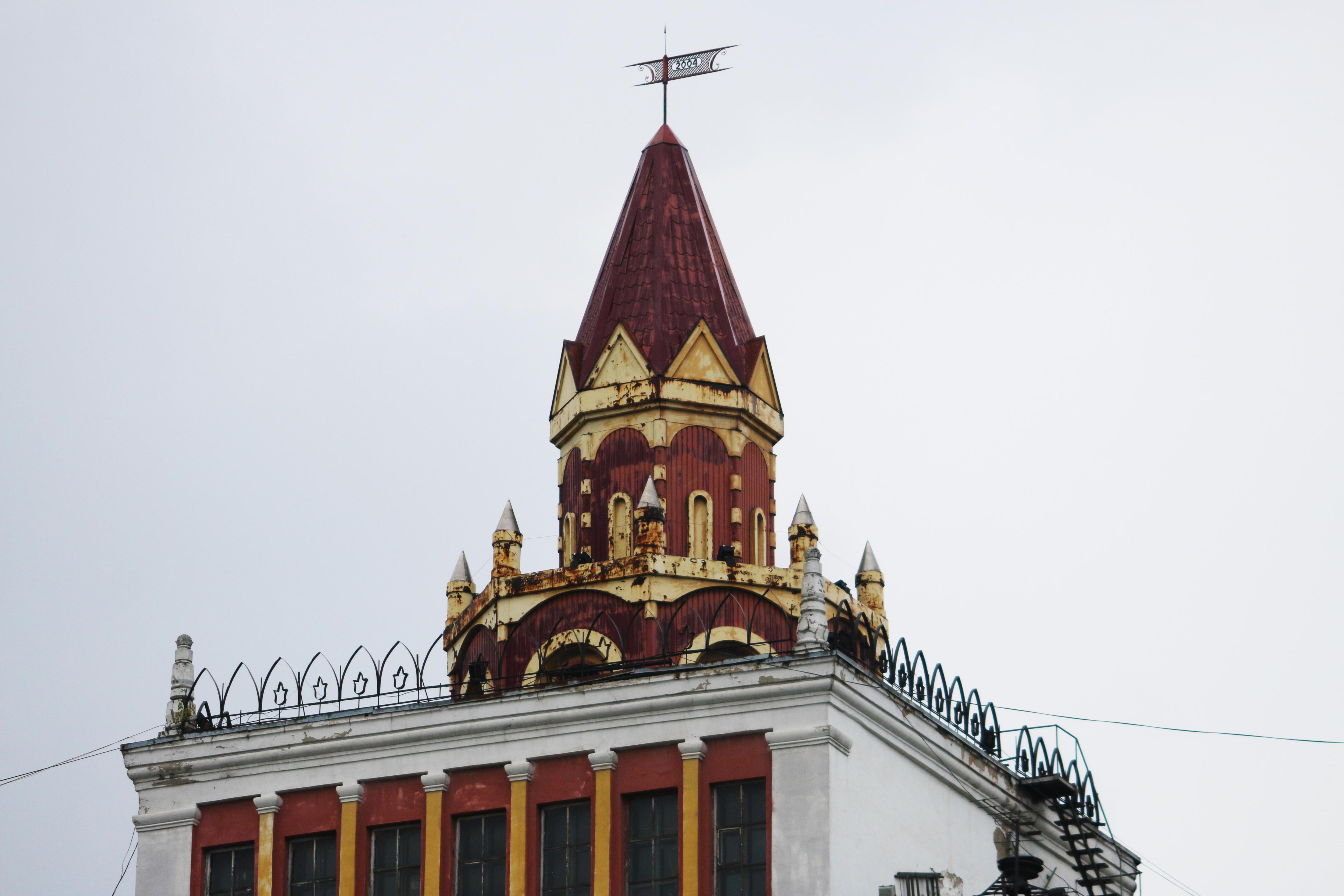 Башню на проспекте Строителей отлично видно аж с вокзала, хотя до него отсюда больше двух километров | Источник: Игорь Епифанцев / NGS42.RU