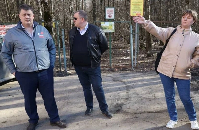 Антон Пошешулин (по центру) брутально решал вопросы в Мытищах | Источник: Первый Мытищинский / Vk.com
