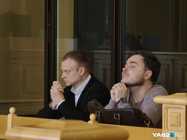 Вячеслав Яблоновский (слева) чувствует себя на процессе довольно напряженно | Источник: Кристина Мельникова / YA62.RU