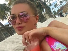 Евгения Феофилактова нежится на пляже без косметики