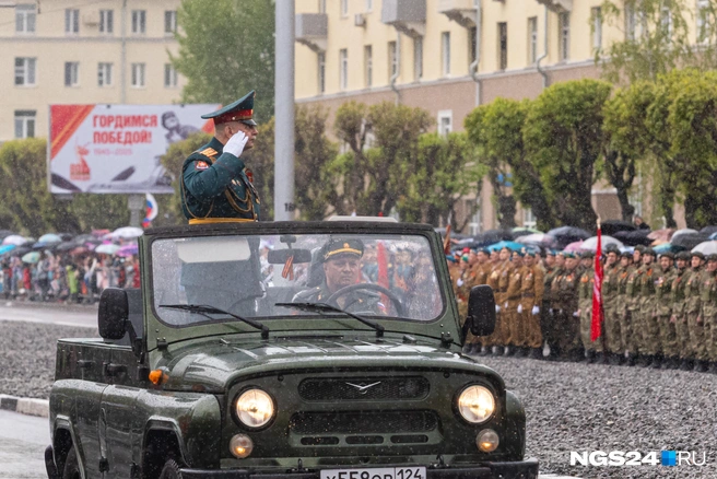 Во время шествия полил дождь | Источник: Мария Ленц / NGS24.RU