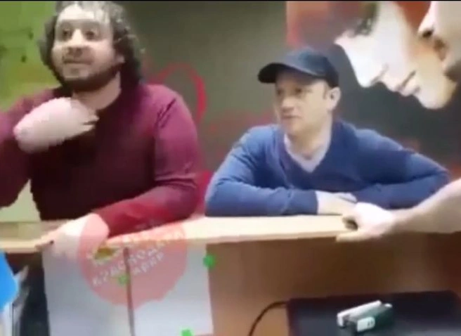 В Краснодаре клиенты устроили драку в салоне по ремонту телефонов (видео) | ya62.ru