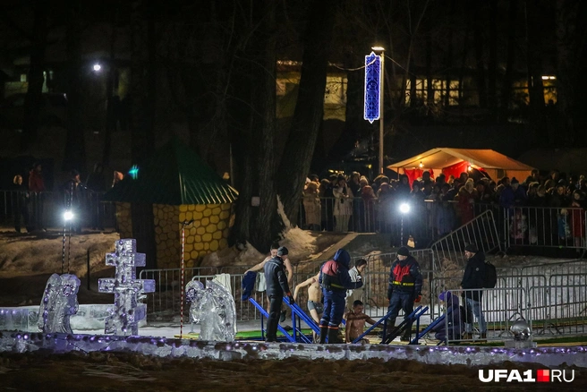 Не все решились окунуться в прорубь, некоторые наблюдали за подвигами православных издалека. Например, журналисты