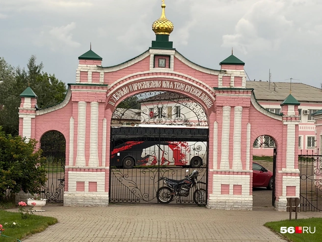 Входная группа, как и сам храм, выполнена в розовых цветах | Источник: Николай Сальников / 56.RU