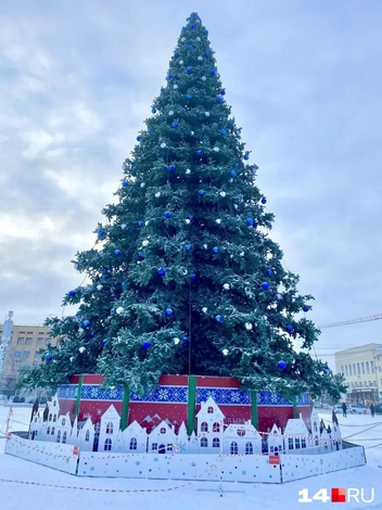 Елка на площади Республики | Источник: Надежда Ефимова / 14.RU