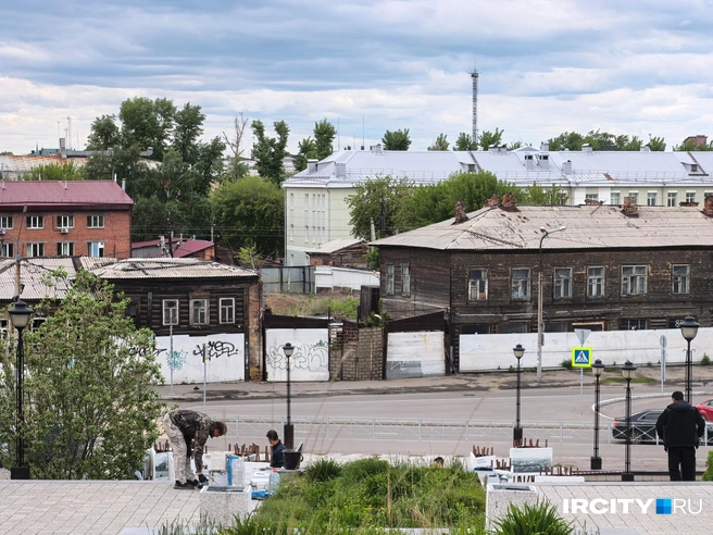 Один подрядчик ремонтирует клумбы | Источник: Алёна Кашпарова / «ИрСити»