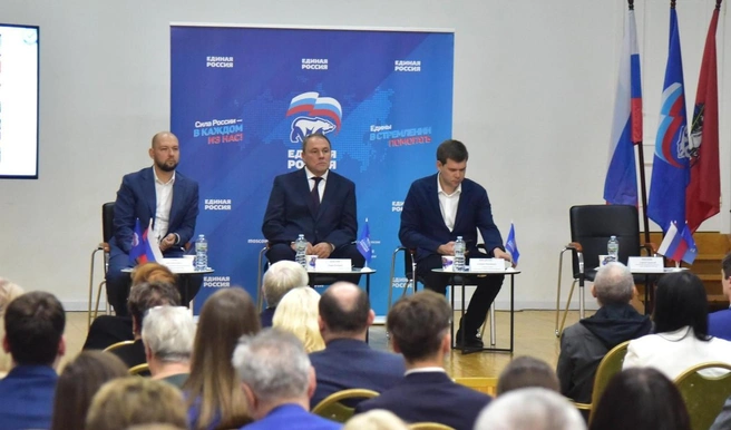 Альберт Юмадилов — крайний справа | Источник: moscow.er.ru