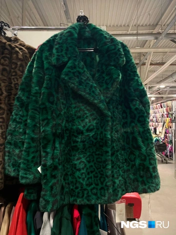 Очень странный цвет, будто шубу держали в чане с зеленкой. Цена&nbsp;— 2000 рублей | Источник: Алёна Золотухина / NGS.RU 