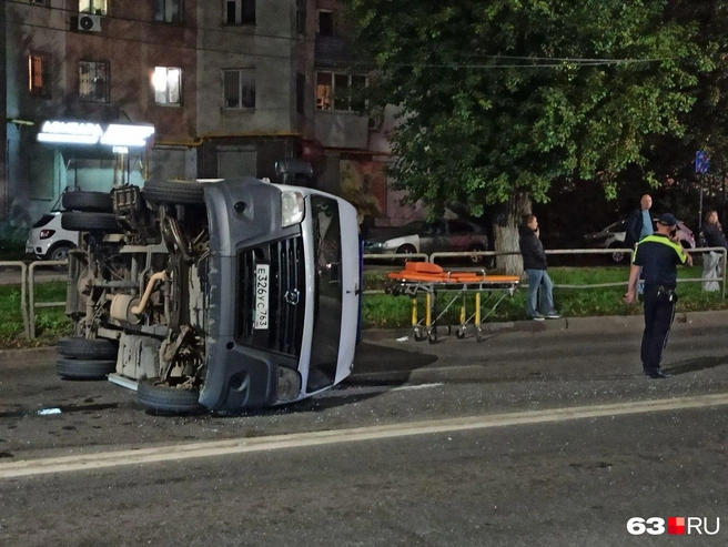 На месте много очевидцев аварии | Источник: Евгений Зиновьев / 63.RU