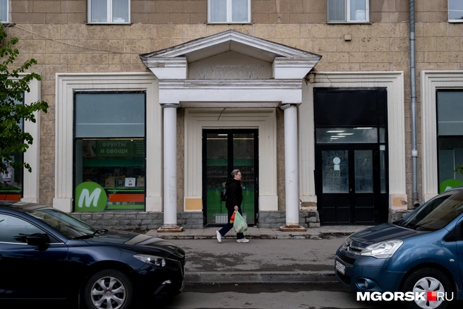 Вывеску от прежнего арендатора почему-то еще не убрали | Источник: Даниил Пономаренко / MGORSK.RU