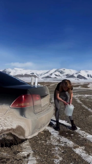 28-летняя девушка из Томска бросила всё и уехала на Алтай. Уже 5 месяцев она живет в легковушке