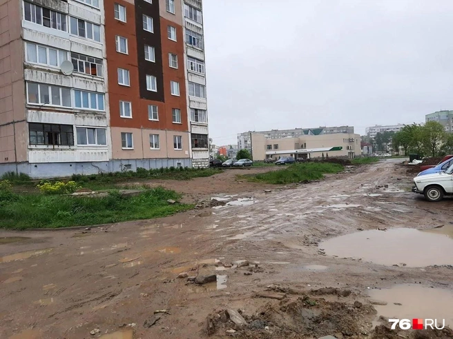 Дорогу размыло от воды | Источник: читательница 76.RU
