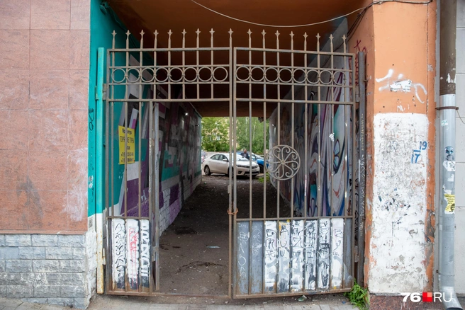 Еще одна арка, которая ведет нас во двор | Источник: Кирилл Поверинов / 76.RU