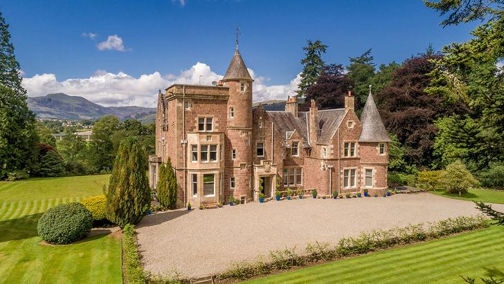 В Шотландии продается замок с интерьерами в стиле поп-арт (фото 0)