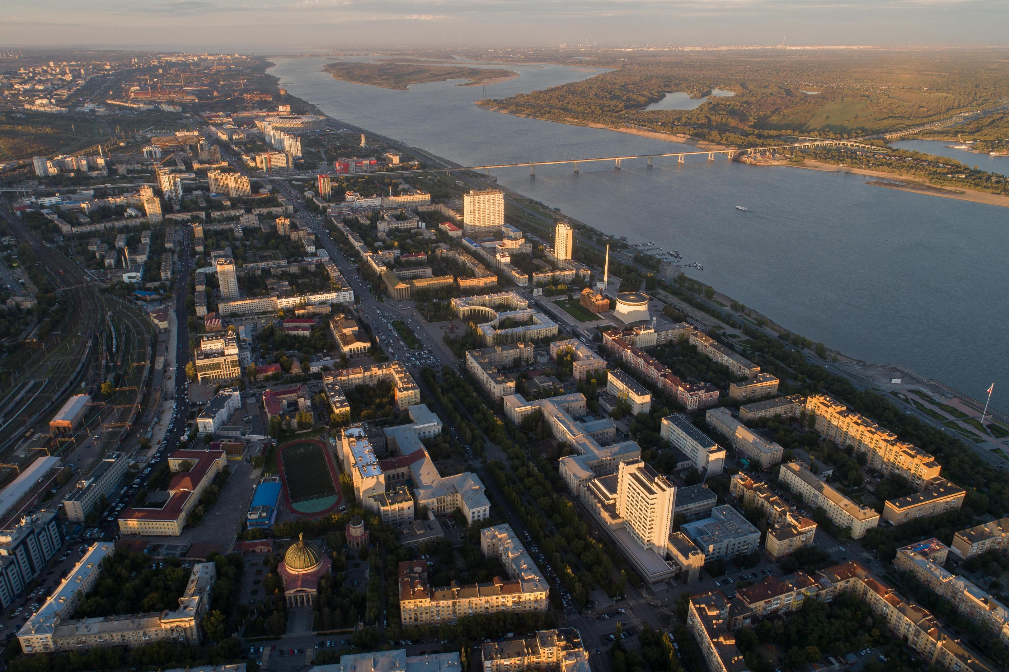 Круизы не затронет: в Волгограде перекрыли Волгу для ремонта ЛЭП
