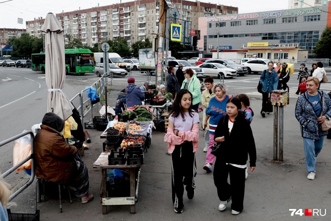 На перекрестке часто торгуют бабушки-садоводы, но черешня явно не в огороде выращена | Источник: Наталья Лапцевич
