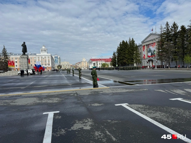Колонны выстраиваются на площади | Источник: Юлия Король / 45.RU 