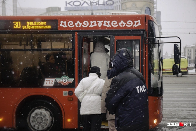 Жители столицы Татарстана жалуются на переполненные «краснобусы» | Источник: Лина Саитова / 116.RU