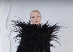 В перьях, но без шеи – Литвинова на показе Balenciaga с Кидман, Кардашьян и другими селебрити
