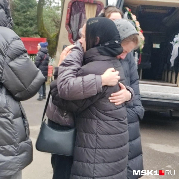 Пришедшие на похороны не могли сдержать слез | Источник: Михаил Мечев / MSK1.RU