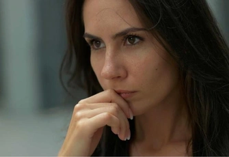 «10 лет не занималась сексом из-за болезни мужа. После его смерти влюбилась в своего ремонтника, но наши отношения не развиваются…»