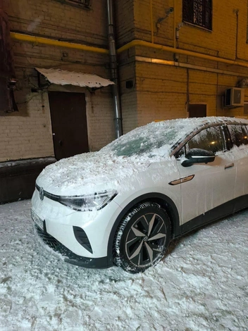 На авто упала глыба льда | Источник: Сергей Войтенко / Vk.com