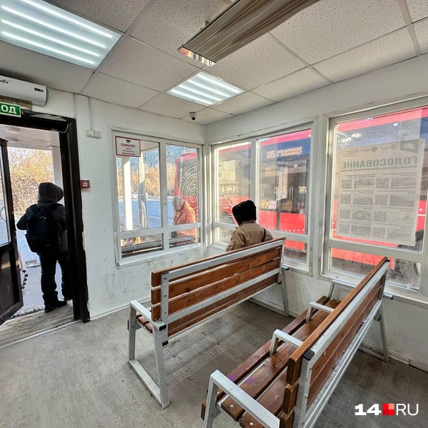 Здесь есть две скамейки, довольно тесно | Источник: Илья Константинов / 14.RU