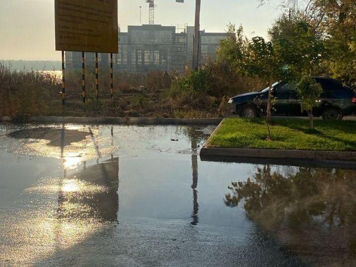 В Волгограде потоки фекалий заливают новый Арбитражный суд и стремятся к Волге