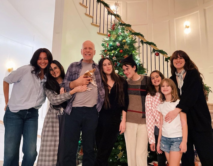 Жены рядом: Брюс Уиллис в ожидании Рождества проводит время с семьей