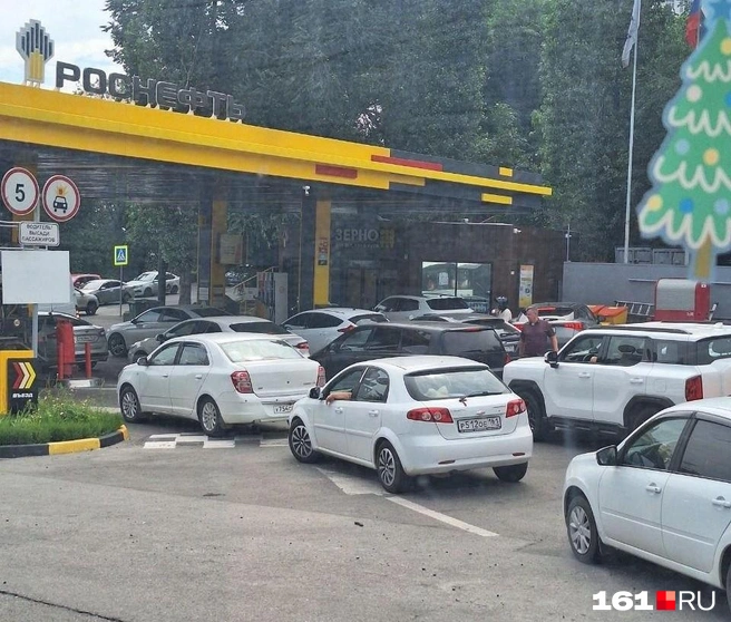 На заправках «Роснефть» топливо зачастую было, поэтому там скапливались большие очереди | Источник: Александра Шевченко / 161.RU