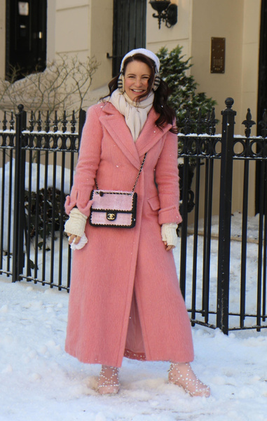 Как это женственно! Шарлотта Йорк в розовом пальто и наушниках выглядит на 10 лет моложе