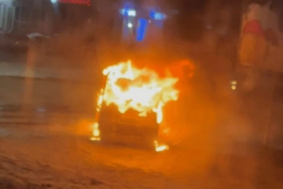 Minibus catches fire overnight in Omsk's Left Bank – video