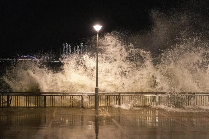Супертайфун Рагаса уже ударил по Тайваню, теперь он надвигается на Китай, где объявлен максимальный уровень опасности | Источник: Alex Chan Tsz Yuk/Alex Chan Tsz Yuk